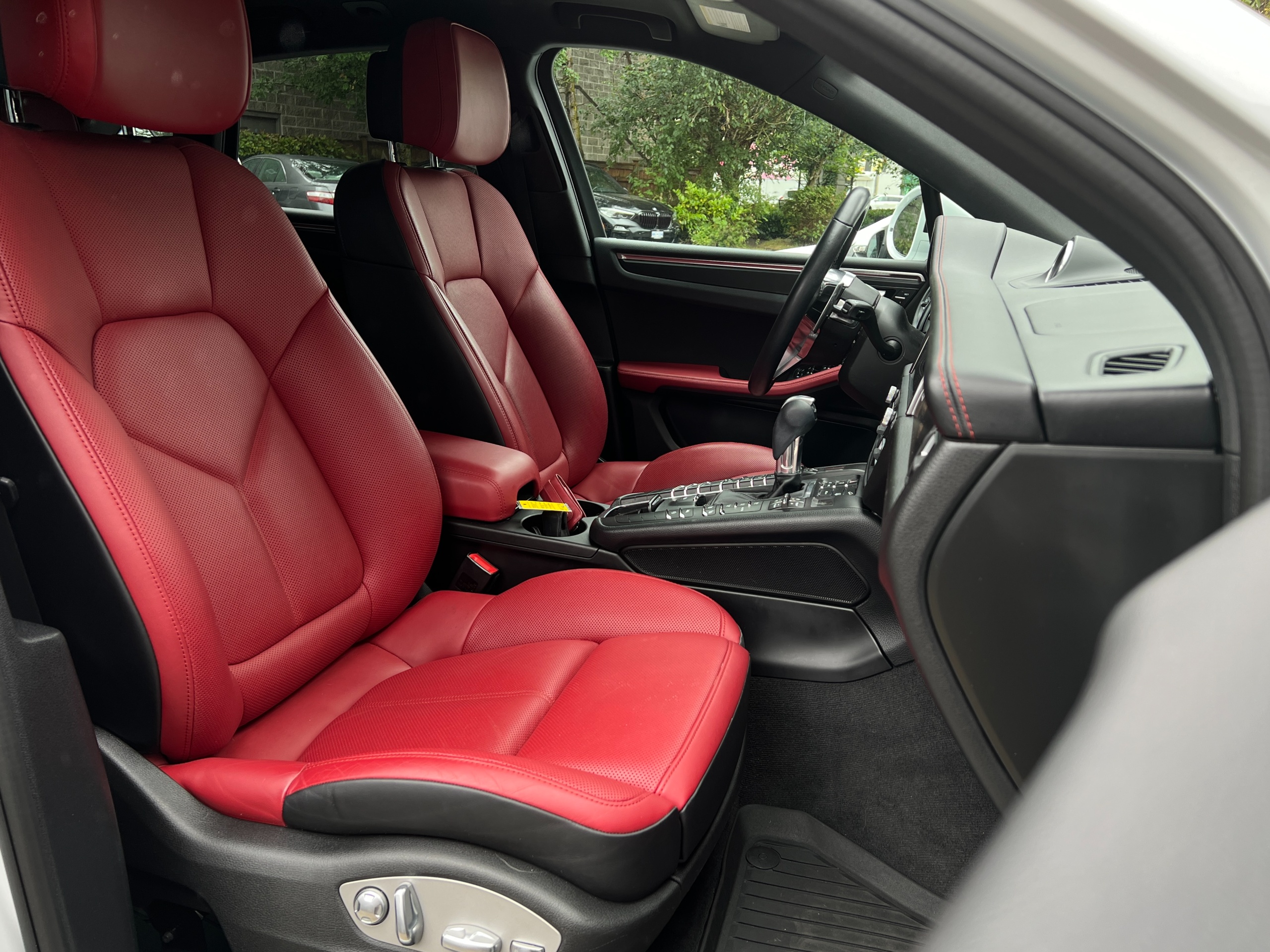 2020 Porsche Macan - Image 9